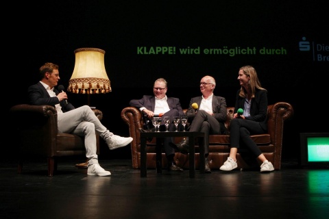 V.l.n.r.: Felix Krömer (Moderator buten un binnen), Ekkehart Siering (Staatsrat beim Senator für Wirtschaft, Arbeit und Häfen), Thomas Schäffer (Geschäftsführer nordmedia) und Cornelia Holsten (Direktorin (bre(ma Bremische Landesmedienanstalt).
Foto © Jörg Landsberg