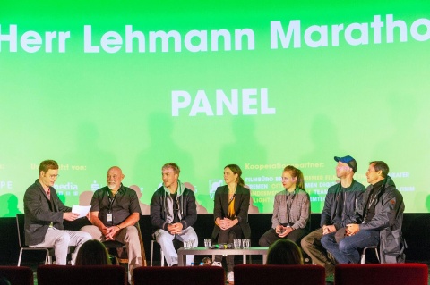 Herr Lehmann Marathon Panel: Moderator Felix Krömer im Gespräch mit Hans-Martin Stier, Albrecht Schuch, Annika Kuhl, Katja Danowski, Arne Feldhusen und Marc Hosemann (v.l.n.r.). Foto © Michael Ihle