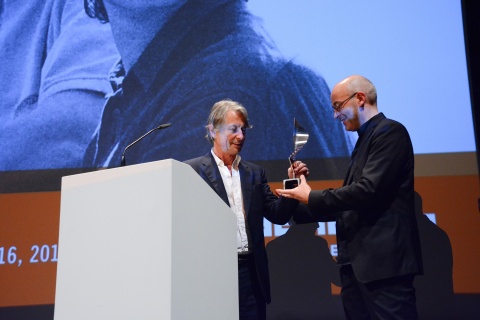 Bruce Robinson nimmt den German Independence Honorary Award im Oldenburger Staatstheater entgegen.