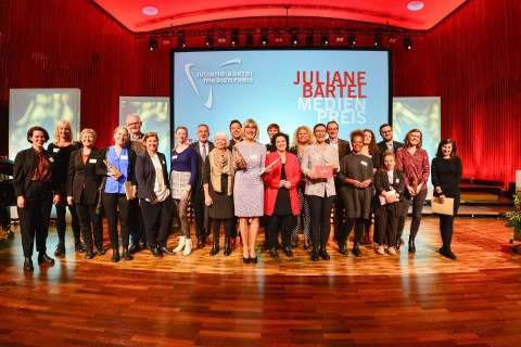 Die PreisträgerInnen des Juliane Bartel Medienpreises 2018 mit den  LaudatorInnen und Ministerin Carola Reimann | © Tom Figiel