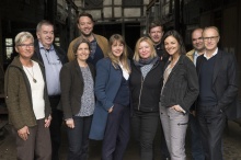 Foto: vorne (v. l.): Antje Höhl (Niedersächsische Staatskanzlei), Petra Schleuning (Förderreferentin nordmedia), Felicitas Woll („Lolle“), Franziska Meyer Price (Regisseurin), Janina Uhse („Dana“), hinten (v. l.): Christian Mühl (Förderkreis Königshütte), Friederich Oetker (Co-Produzent Constantin Film), Holger Ellermann (Produzent), Volker Puhrsch (Geschäftsführer Königshütte Industriedenkmal), Michael Lehmann (Produzent und Vorsitzender Geschäftsführer der Studio Hamburg Production Group)