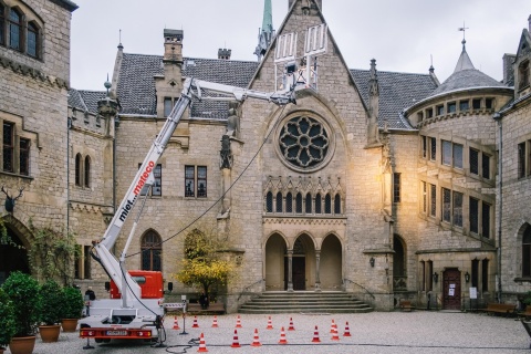 Lichtkran im Innenhof des Schlosses © Ole Spata