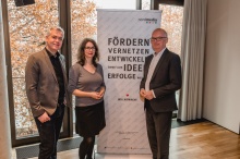 V.l.n.r.: Jörg Engster und Nina Bittcher (die InformationsGesellschaft mbH) mit Thomas Schäffer (nordmedia)