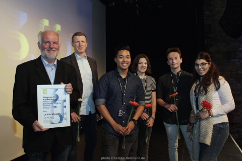 Filmpreis für Kinderrechte (v.l.); Wolf Christian Ramm (terre des hommes), Nils Bolhorn (Stadt Osnabrück) und Mitglieder der Jury