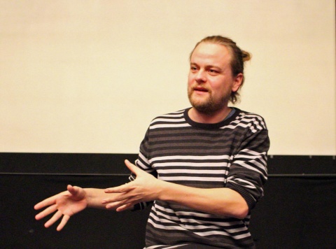 VON KOMISCHEN VÖGELN: Regisseur Eike Weinreich beim Publikumsgespräch