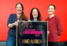 v. l.: die Kinobetreiberinnen Astrid Muckli und Thea Muckli vom Kino Aurich mit der Projektleiterin Andrea Wöger von "Deutschlands Lieblingskino" auf der Münchner Filmwoche, Foto: © moviepilot