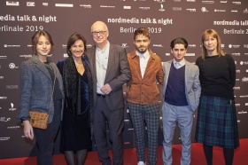 Das Team von NUR EINE FRAU: (v.l.n.r.) Darstellerin Almila Bagriacik, Produzentin Sandra Maischberger, Thomas Schäffer, Darsteller Aram Arami, Darsteller Rauand Taleb und Regisseurin Sherry Hormann