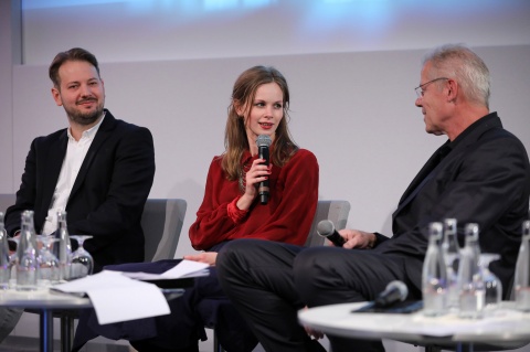 Produzent Philipp Worm und Schauspielerin Emilia Bernsdorf mit Jochen Coldewey im Talk
