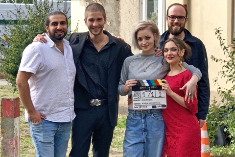 Das Team von #BONNIE&BONNIE (v.l.n.r.): Regisseur Ali Hakim mit Darsteller Slavko Popadic (Bekim), Darstellerin Sarah Mahita (Kiki), Produzent Johannes Jancke und Darstellerin Emma Drogunova (Yara) | Foto: © Riva Filmproduktion