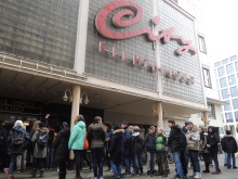 Großer Andrang vor dem Kino CITY 46