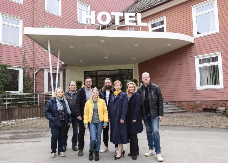 Am Set von SCHLAF in Clausthal-Zellerfeld (v.l.): Susanne Lange (nordmedia), Henning Kunze (nordmedia), Marius von Felbert (Kamera), Gro Swantje Kohlhoff (Protagonistin), Michael Venus (Regie), Sanda Hüller (Protagonistin), Verena Gräfe-Höft (Produzentin) und Jochen Coldewey (nordmedia) © Junafilm / Christian Rothe