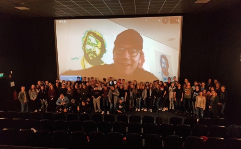 Filmgespräch im UCI Wilhelmshaven zu BALLON mit Michael „Bully“ Herbig via Skype: Im Anschluss gab es ein Selfie mit 100 Schülerinnen und Schülern; Foto: © Stefan Lange