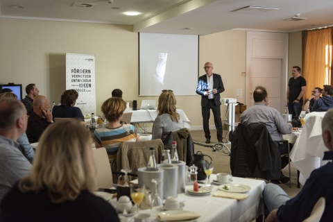 nordmedia-Geschäftsführer Thomas Schäffer begrüßt die Gäste des Business-Frühstücks