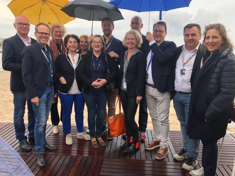 Thomas Schäffer (nordmedia), Claas Danielsen (MDM), Doreen Boonekamp (Nederlands Filmfonds), Kirsten Niehuus (Medienboard Berlin Brandenburg), Marion Wagner (Leiterin Förderabteilung, Hessen Film), Dorothee Erpenstein (FFF Bayern), Helge Albers (FFHSH), Karin Schockweiler (Film Fund Luxemburg), Jan Roekens (Screen Flanders), Noël Magis (Screen Brussels), Robert Gehring (MFG Baden-Württemberg) und Petra Müller (Film- und Medienstiftung NRW) | Foto: FOCUS Germany