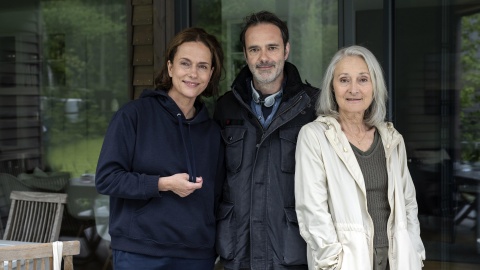 Beim Drehstart von AUF DEM GRUND (AT) mit Claudia Michelsen, Thorsten M. Schmidt (Regisseur) und Eleonore Weisgerber (v.l.) © NDR/Christine Schroeder