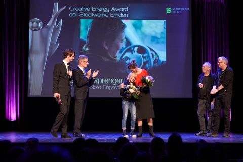 Helena Zengel (l.) und Nora Fingscheidt (r.) nehmen den Creative Energy Award für SYSTEMSPRENGER entgegen