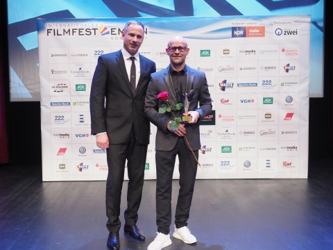 Marcus Dirks (Dirks Group) mit Jürgen Vogel, dem Gewinner des Emder Schauspielpreises