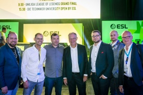 Stephan Weil bei ESL auf der gamescom 2019, v.l.: Lars Janssen (game), Ralf Reichert (ESL), Stephan Weil, Hans Jagnow (ESBD), Roman Winkler (nordmedia), Thomas Schäffer (nordmedia) © offenblende.de, Cord Richert