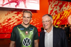 v.l.: Benedikt Saltzer (VfL Wolfsburg), Stephan Weil (Ministerpräsident des Landes Niedersachsen) © offenblende.de, Cord Richert