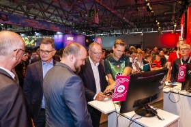 "FIFA 20"-Training, v.l.: Thomas Schäffer (nordmedia), Jens Kosche (EA), Lars Janssen (game), Stephan Weil, Benedikt Saltzer (VfL Wolfsburg) © offenblende.de, Cord Richert