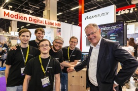 Stephan Weil am Stand von GameBuddy © offenblende.de, Cord Richert