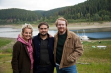 Drehstart für BIG DATING an der Okertalsperre im Harz: Olga von Luckwald (Lina), Nathan Nill (Regisseur), Ole Fischer (Samuel) © Schurkenstart Film