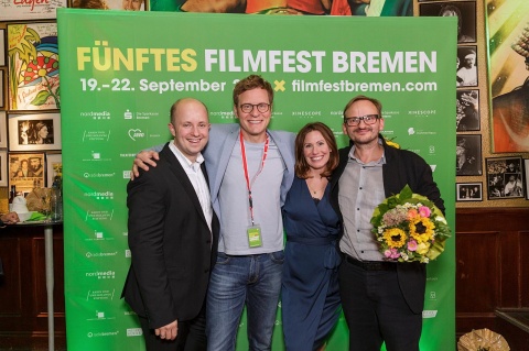 Festivalleiter Matthias Greving, Felix Krömer und Katja Runge (Radio Bremen) mit Milan Peschel © Felix Müller/Filmfest Bremen