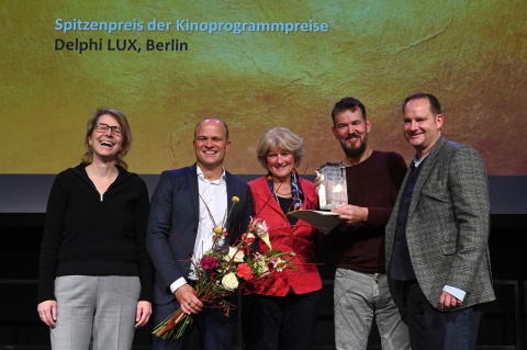 die diesjährigen Spitzenpreisträger vom Delphi-Lux Berlin mit den Vorjahressiegern vom Kino am Raschplatz Hannover (jeweils außen links und rechts) und Kulturstaatsministerin Monika Grütters