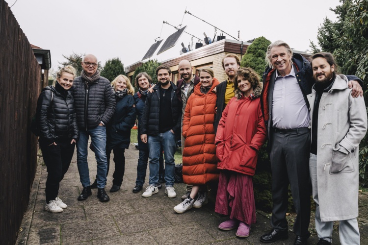 Am Set von BIG DATING in Lehrte (v. l.): Olga von Luckwald (Rolle „Lina“), Thomas Schäffer (Geschäftsführer nordmedia), Susanne Lange (Film Commission nordmedia), Katrin Burchard (Förderreferentin nordmedia), Nathan Nill (Regisseur), Leon Ullrich (Rolle „Henner“),  Anna Schimrigk (Rolle „Inga“), Ole Fischer (Rolle „Samuel“), Victoria Trauttmansdorff (Rolle „Gisela“), Michael Kind (Rolle „Klaus“) und Daniel Scheier (Autor und Produzent Schurkenstart Film) © Kundschafter Filmproduktion GmbH/Roman Pawlowski