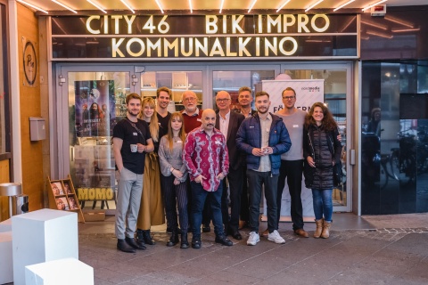 Cast und Crew von "Boot un Dood" mit nordmedia und CITY 46, v.l.: Dennis Vogt (Kamera), Kristina Hader (Kostüm, Setdesign), Christian Richard Bauer (Darsteller), Julia Giampietro (Darstellerin, Musik, Regieassistenz), Günter Ihmels (Autor), Sandro Giampietro (Regisseur, Autor, Musikproduzent), Thomas Schäffer (nordmedia), Holger Tepe (CITY 46), Helge Tramsen (Darsteller), Andrea zum Felde (Darstellerin)