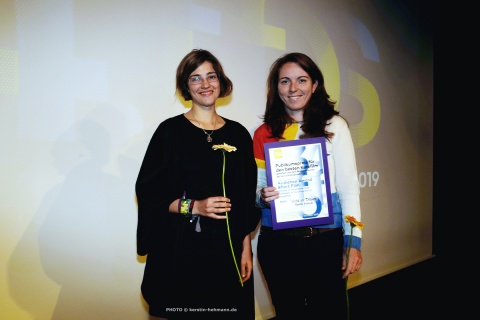 Publikumspreis für NICHT IM TRAUM (v.l.): Charlotte Lange (StuRa Uni OS) und Astrid Menzel (Regisseurin)