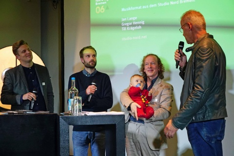 Team "Music Match", v.l.: Till Krägeloh, Jan Lange und Gregor Hennig mit Tochter im Gespräch mit Jochen Coldewey