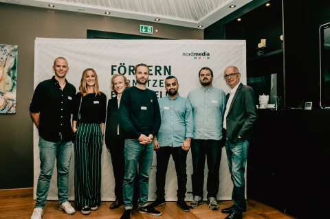 CLOSEUP Bremen Teams 2019/20, v.l.: "KlimaKarl" (Hendrik Hinrichs, Kirsten Hillebrand), "Music Match"(AT) (Gregor Hennig, Jan Lange), "G-Town" (AT) (Rüzgar Demir), "Ausgegrenzt." (Jean-Philipp Baeck) mit Thomas Schäffer (nordmedia)