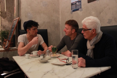 Im Festivalcafé (v. l.): Dermot Murphy (Hauptdarsteller THE DRUMMER AND THE KEEPER), Stephen Cookson (Regisseur BRIGHTON) und Leslie Sheldon (Leiter des Cheltenham Film Festival,); Foto: Eduard Docenk