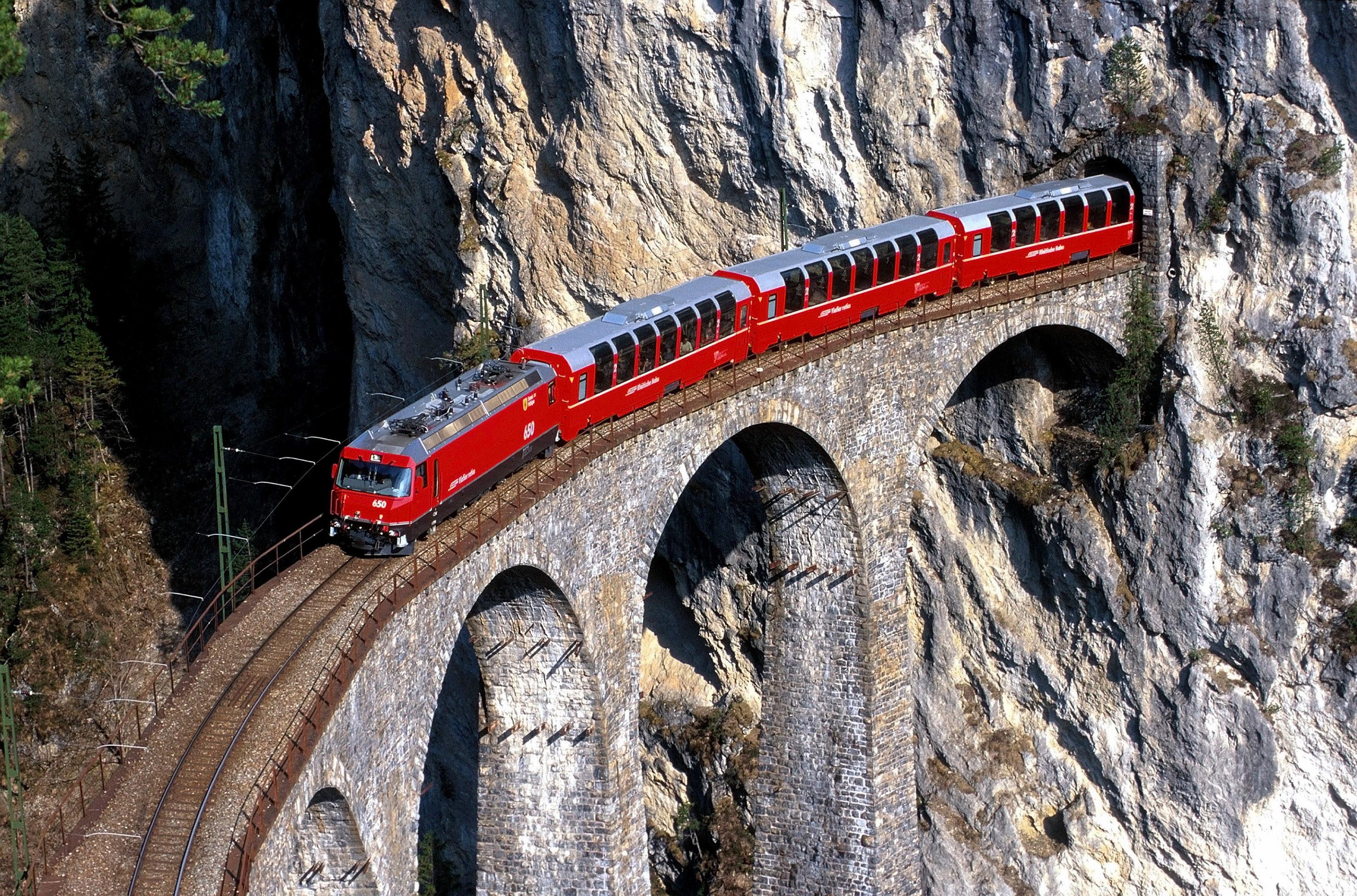 Жд дорога через. Ретийская железная дорога Швейцария. Виадук Ландвассер Швейцария. Железная дорога Горнерграт в Швейцарии. Ретийская железная дорога Швейцария поезда.