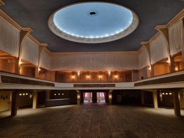 Kino: Tivoli - historischer Saal mit Bühne, Bremerhaven