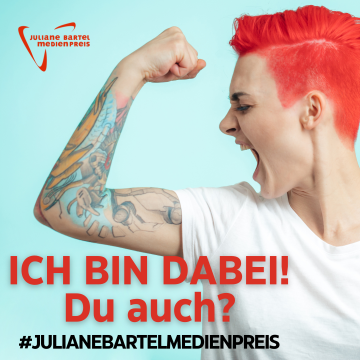 Tätowierte Frau mit roten Haaren zeigt Bizeps