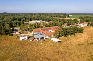Hotel und Heidelandschaft: Hotelcamp Reinsehlen, Lüneburger Heide