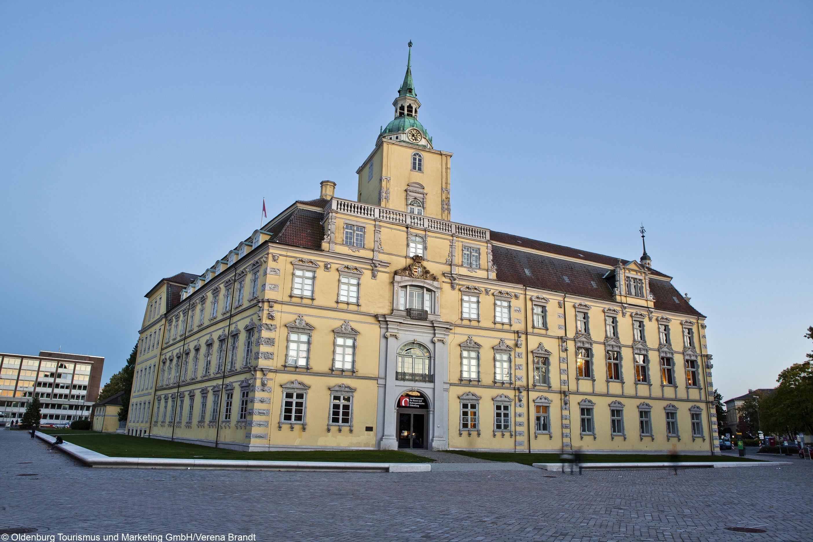 https://www.nordmedia.de/images/cut/51142/142716/2808/1872/Oldenburg_Schloss_au%C3%9Fen_quer_vb_0552_flat_web.jpg